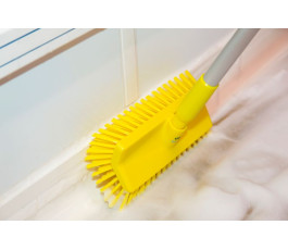 Balai-brosse Vikan Hi-Lo jaune - en action