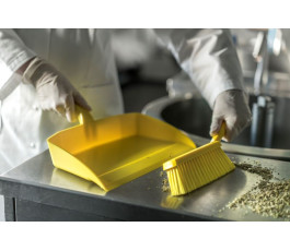 une pelle jaune de Vikan spécialement adaptée pour les cuisines de snacking