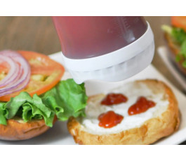 Un squeeze efficace pour verser du ketchup lors de la préparation de burgers