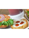 Un squeeze efficace pour verser du ketchup lors de la préparation de burgers